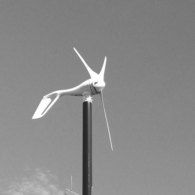 Foto vista a basso angolo della turbina eolica contro il cielo