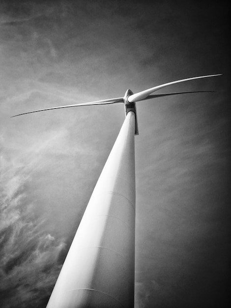 Foto vista a basso angolo della turbina eolica contro il cielo