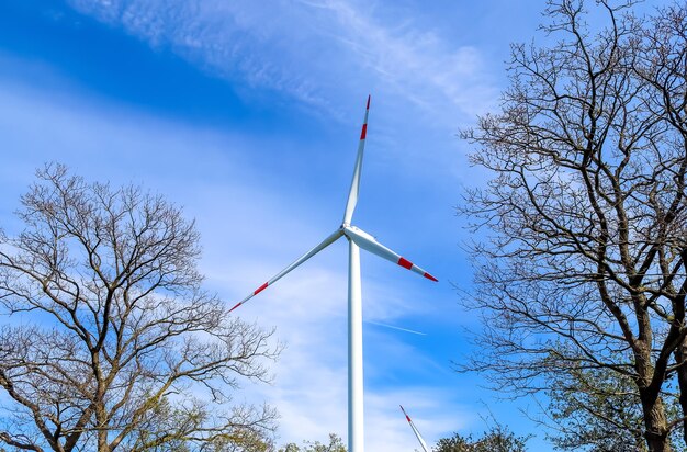 Foto vista a basso angolo della turbina eolica contro il cielo