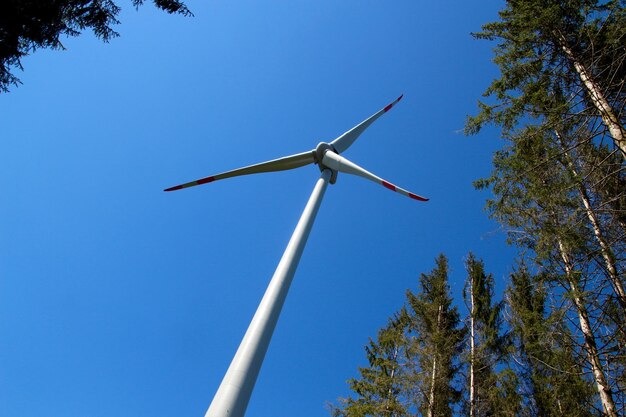 Photo low angle view of windmill against blue sky