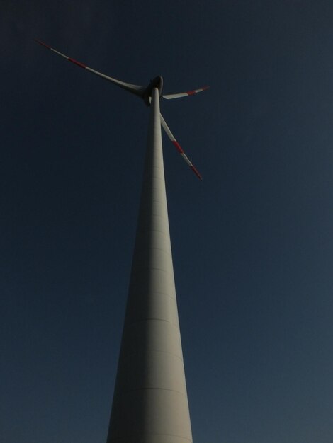 Photo low angle view of windmill against sky