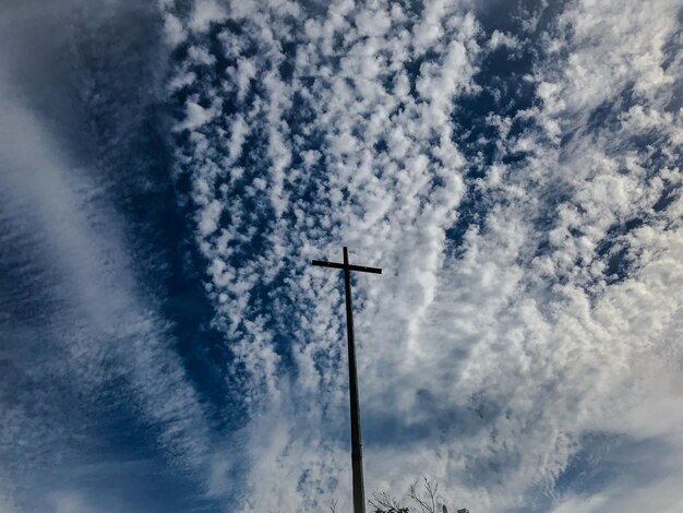 Photo low angle view of windmill against sky