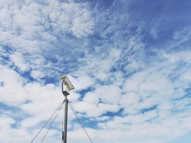 Photo low angle view of windmill against sky