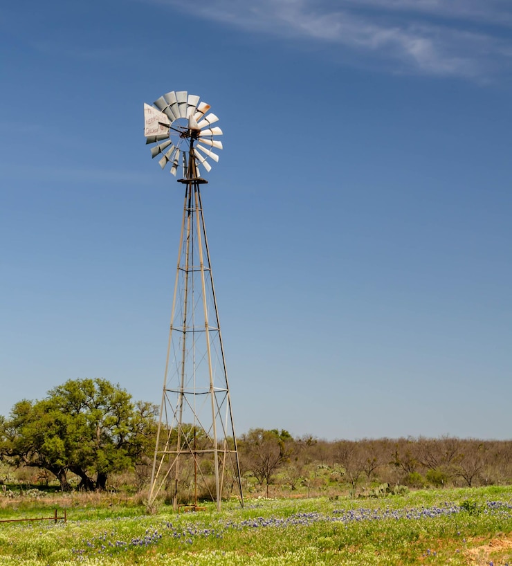 फोटो low angle view of windmill against sky