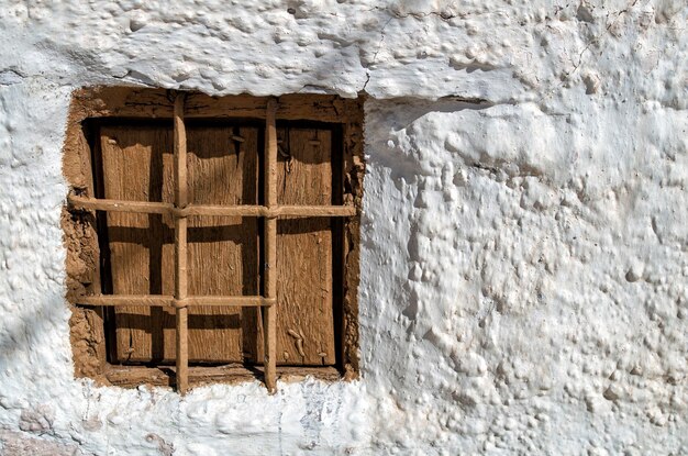 Foto vista a basso angolo di una finestra sul muro di un vecchio edificio