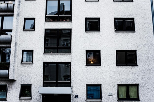 Photo low angle view of windows on building