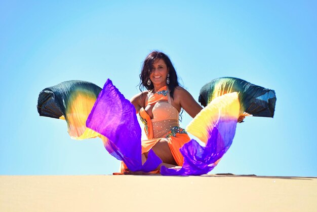 Photo low angle view of woman against blue sky