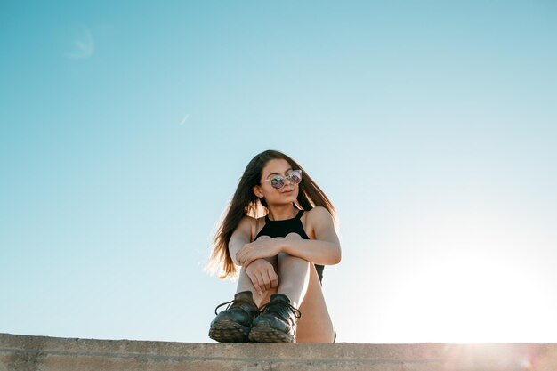 明るい空を背景にした女性の低角度の写真