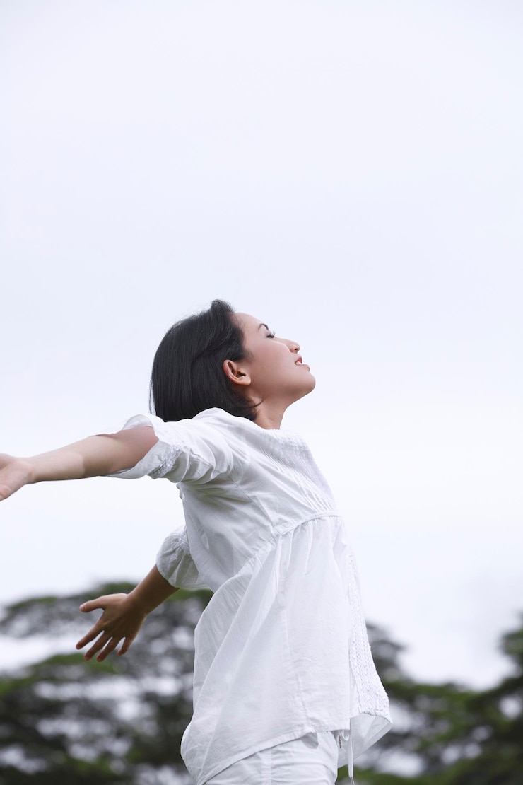 Photo 明るい空を背景にした女性の低角度の写真