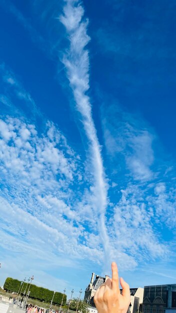 Foto vista a basso angolo della donna contro il cielo