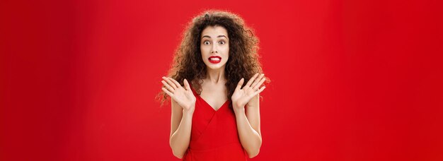 Vista a basso angolo della donna sullo sfondo giallo