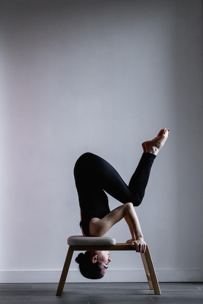 Photo low angle view of woman dancing against wall