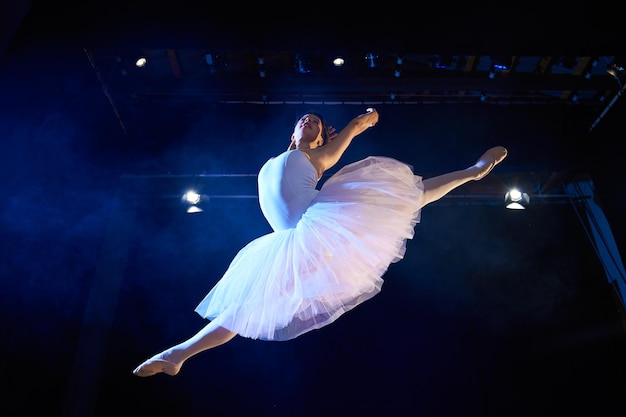 Foto vista a bassa angolazione di una donna che balla sul palco