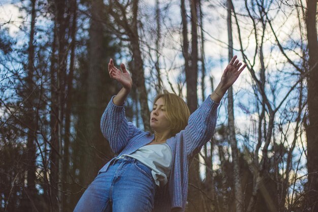 Photo low angle view of woman in forest