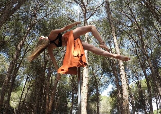 Photo low angle view of woman in forest