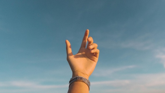 Photo low angle view of woman hand against sky