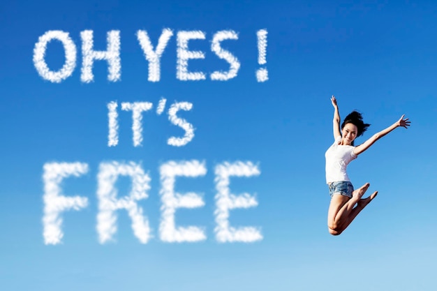 Photo low angle view of woman jumping against blue sky