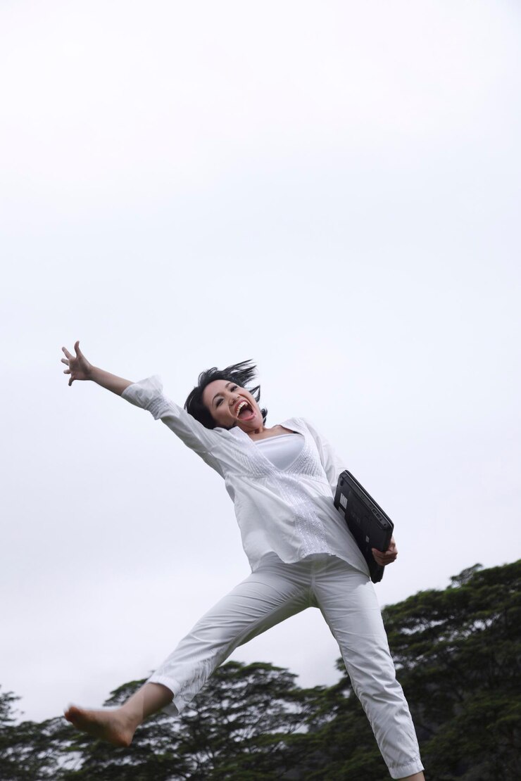 Photo 女人跳向天空的低角度视角