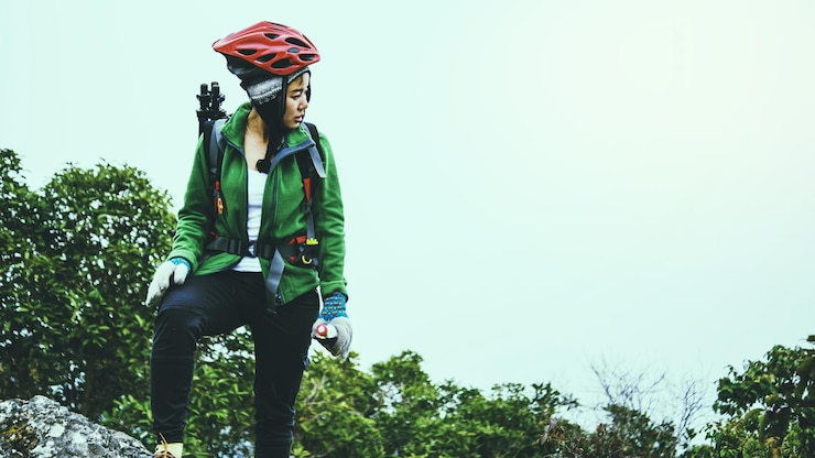 Photo low angle view of woman on mountain against sky