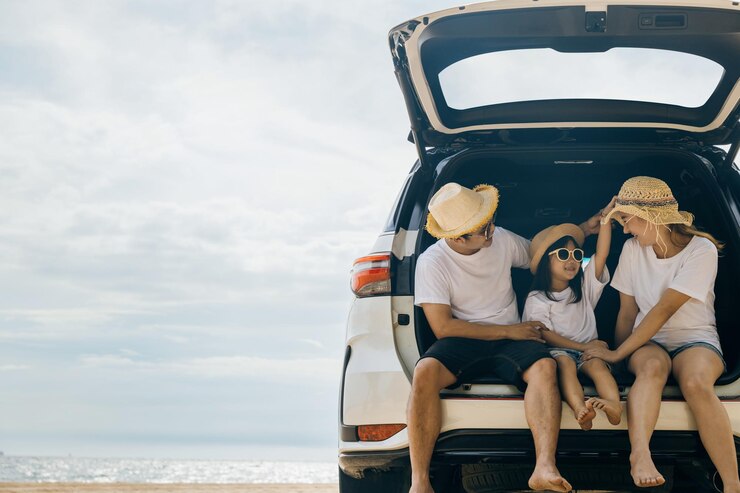 Photo low angle view of woman sitting in car