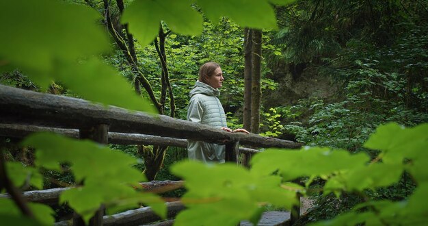 Photo low angle view of woman sitting on tree