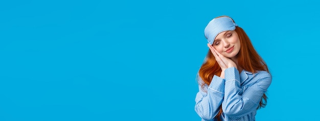 Foto vista a basso angolo di una donna in piedi sullo sfondo blu