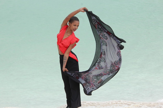 Photo low angle view of woman standing against clear sky