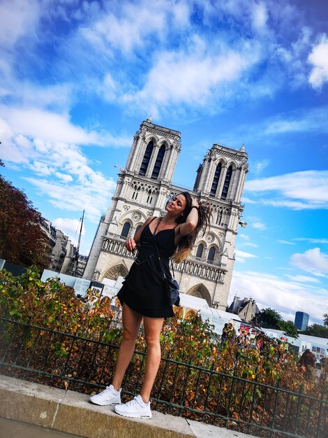 Photo low angle view of woman standing against historical building