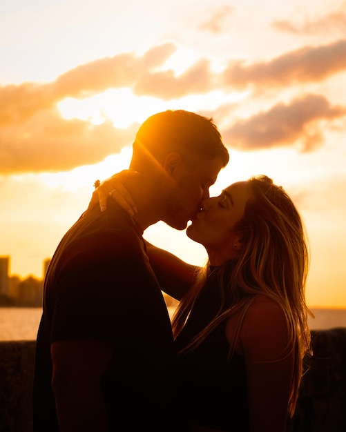夕暮れの空に向かって立っている女性の低角度の写真
