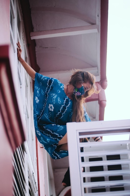 Foto vista a basso angolo di una donna in piedi sul balcone