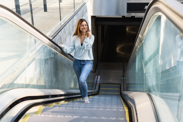 Photo low angle view of woman standing in car