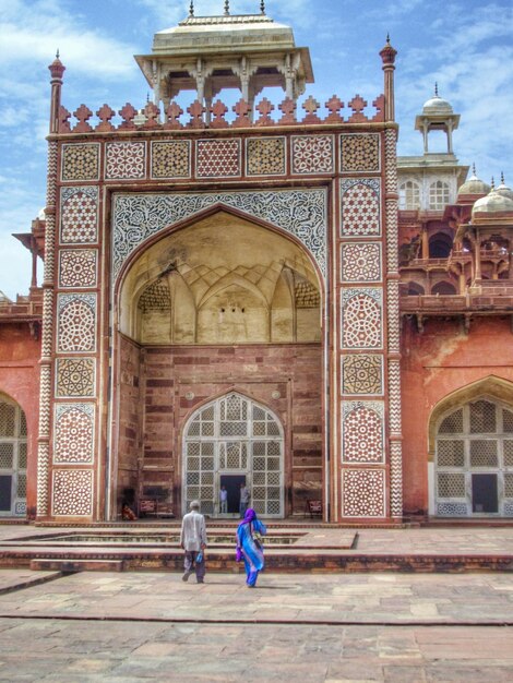 Photo low angle view of woman standing in front of built structure