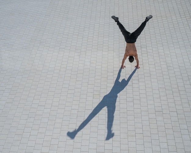 Photo low angle view of woman standing on snow