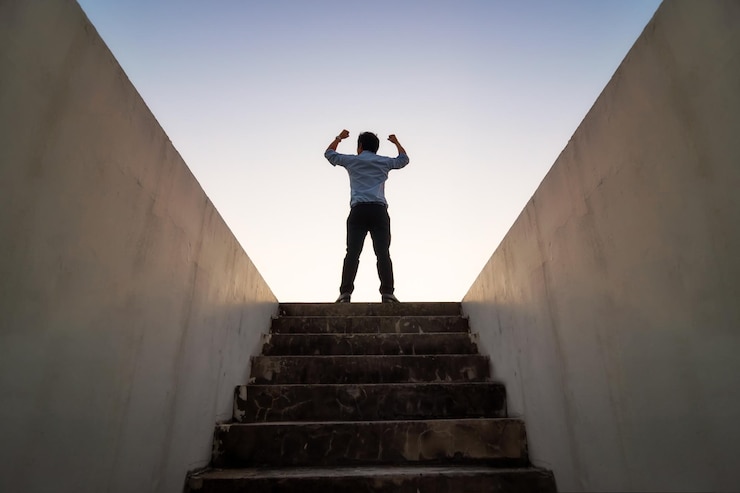 Photo low angle view of woman standing on staircase against sky