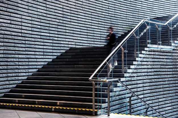 Photo low angle view of woman walking on staircase