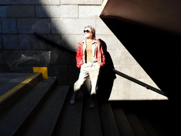 Photo low angle view of woman walking on steps