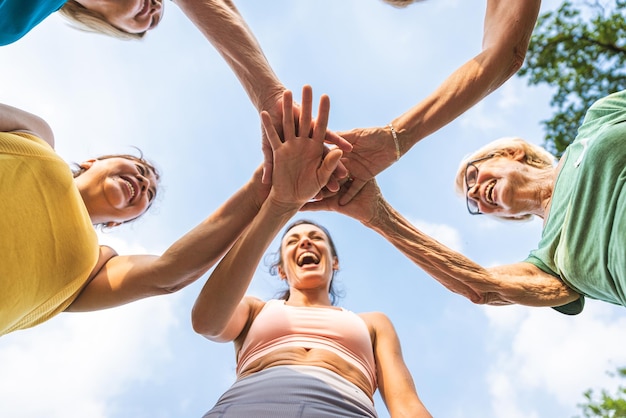 Photo low angle view of woman with arms raised against sky