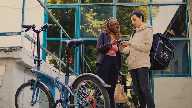 Photo low angle view of woman with bicycle