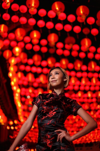 Foto vista a bassa angolazione di una donna con una lanterna illuminata