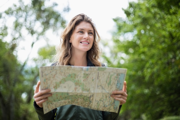 Foto inquadratura dal basso della donna con mappa