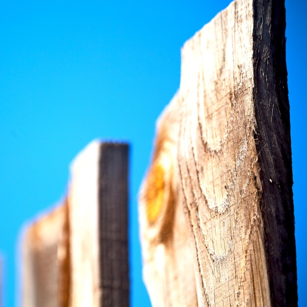 Photo low angle view of wood against clear blue sky