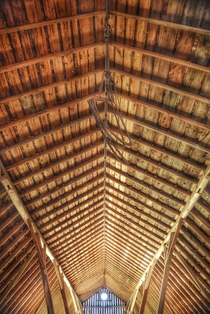 Foto vista a basso angolo del soffitto in legno