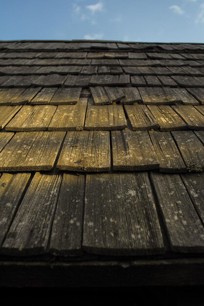 Photo low angle view of wooden roof against sky