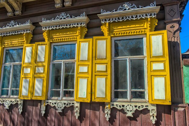 Photo low angle view of yellow building