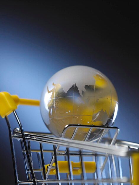 Photo low angle view of yellow glass against sky