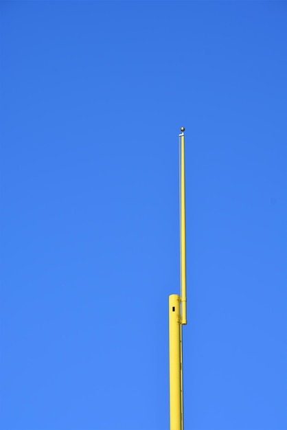 은 파란 하늘을 배경으로 노란색 기둥의 낮은 각도 시각