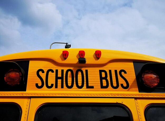 Photo low angle view of yellow schoolbus