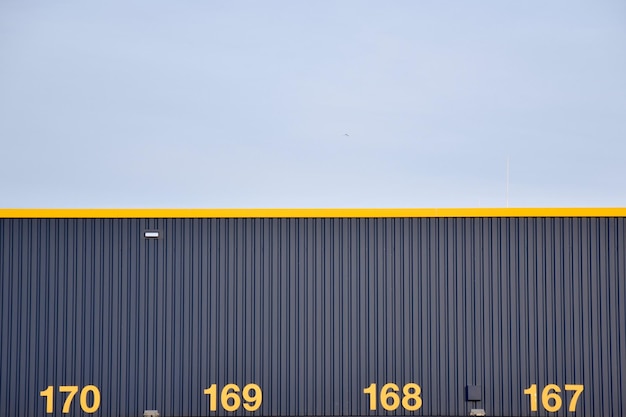 Photo low angle view of yellow sign on building against sky