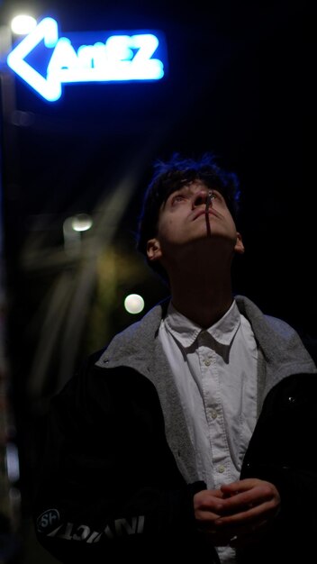 Photo low angle view of young man looking away