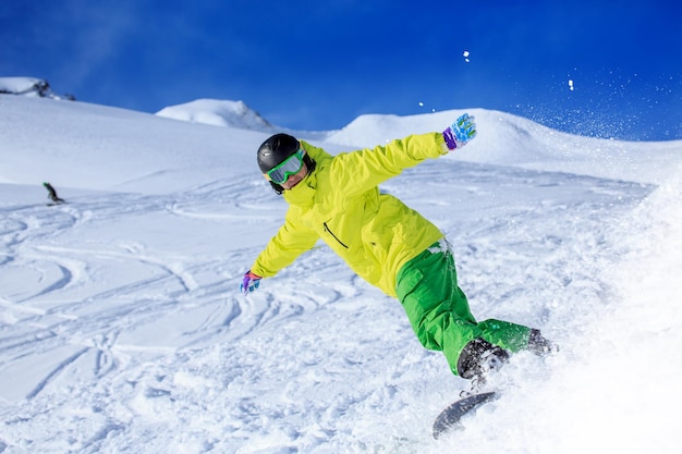 冬の雪に覆われた山でスキーをしている若者の低角度の景色